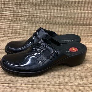Clarks Black Patent Leather "Prairie Flower" Slip On Mule Slides Shoes Size 6.5M